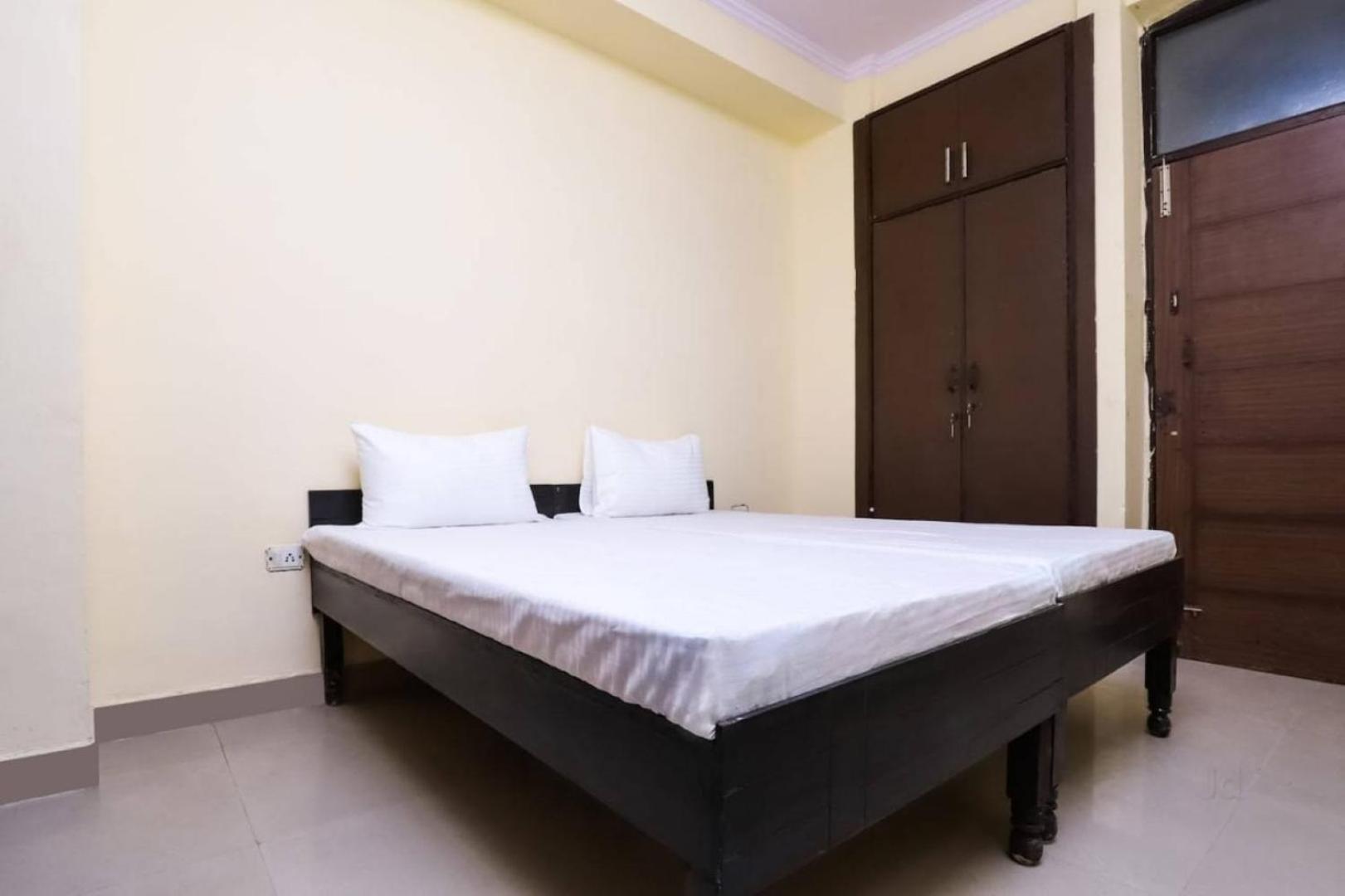 Chirag Hotel,Газиабад Экстерьер фото